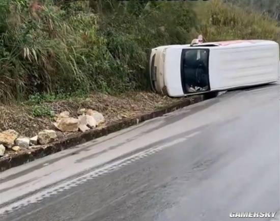 车翻人未伤，司机竟在车内淡定打游戏